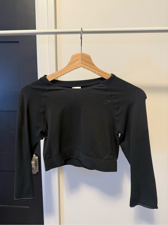 Gymshark Tops - Gymshark Black Cropped Long-Sleeve Performance Top with 3/4 sleeves
